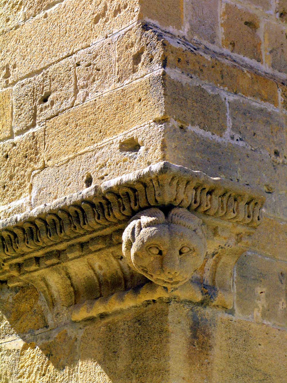 07 - Επανάχρηση σπαράγματος στο καμπαναριό του Αγίου Αντωνίου, © Πάνος Λεβέντης