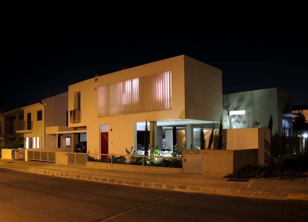 Γενική νυχτερινή άποψη της κατοικίας από το δρόμο, © Πέτρος Φωκαΐδης