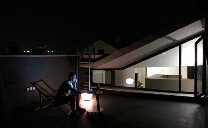 Νυχτερινή άποψη της βεράντας των γονιών στον όροφο, © Πέτρος Φωκαΐδης