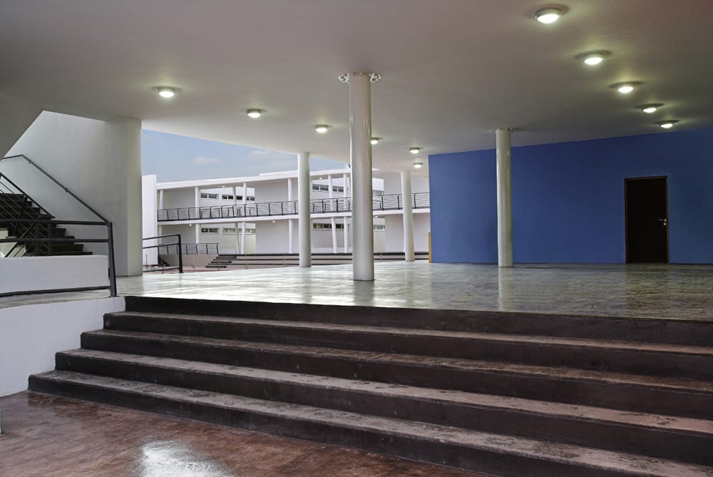 Ο υπόστεγος χώρου εισόδου και οι αίθουσες διδασκαλίας στο βάθος, © Χρίστος Παπαντωνίου