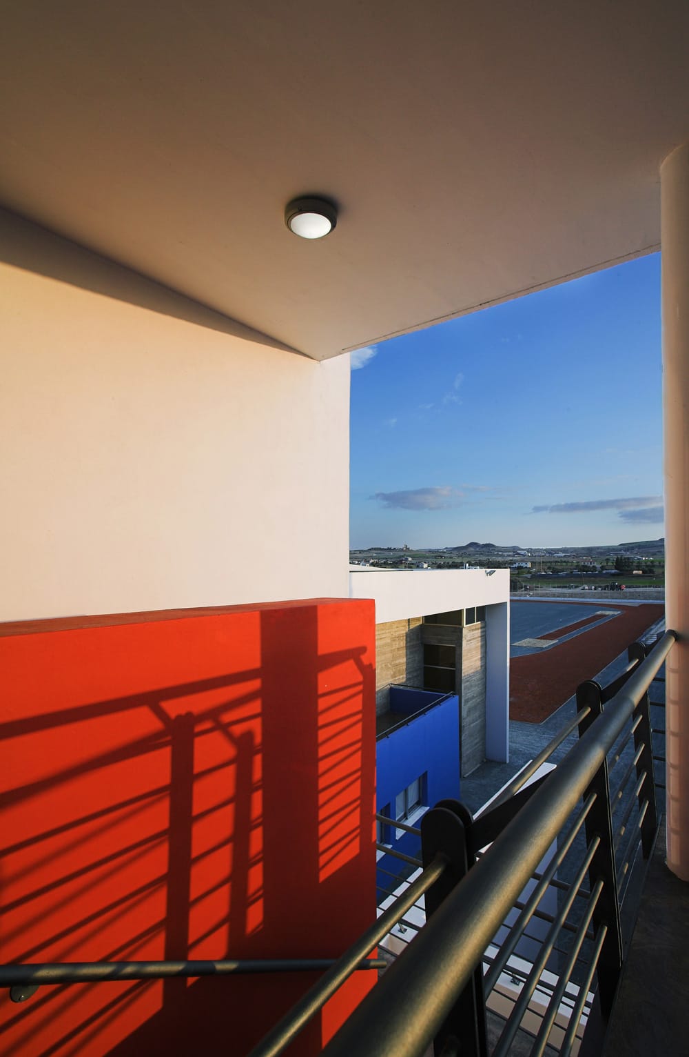 Η αίθουσα πολλαπλών χρήσεων και τα γήπεδα από την πτέρυγα των αιθουσών διδασκαλίας, © Χρίστος Παπαντωνίου