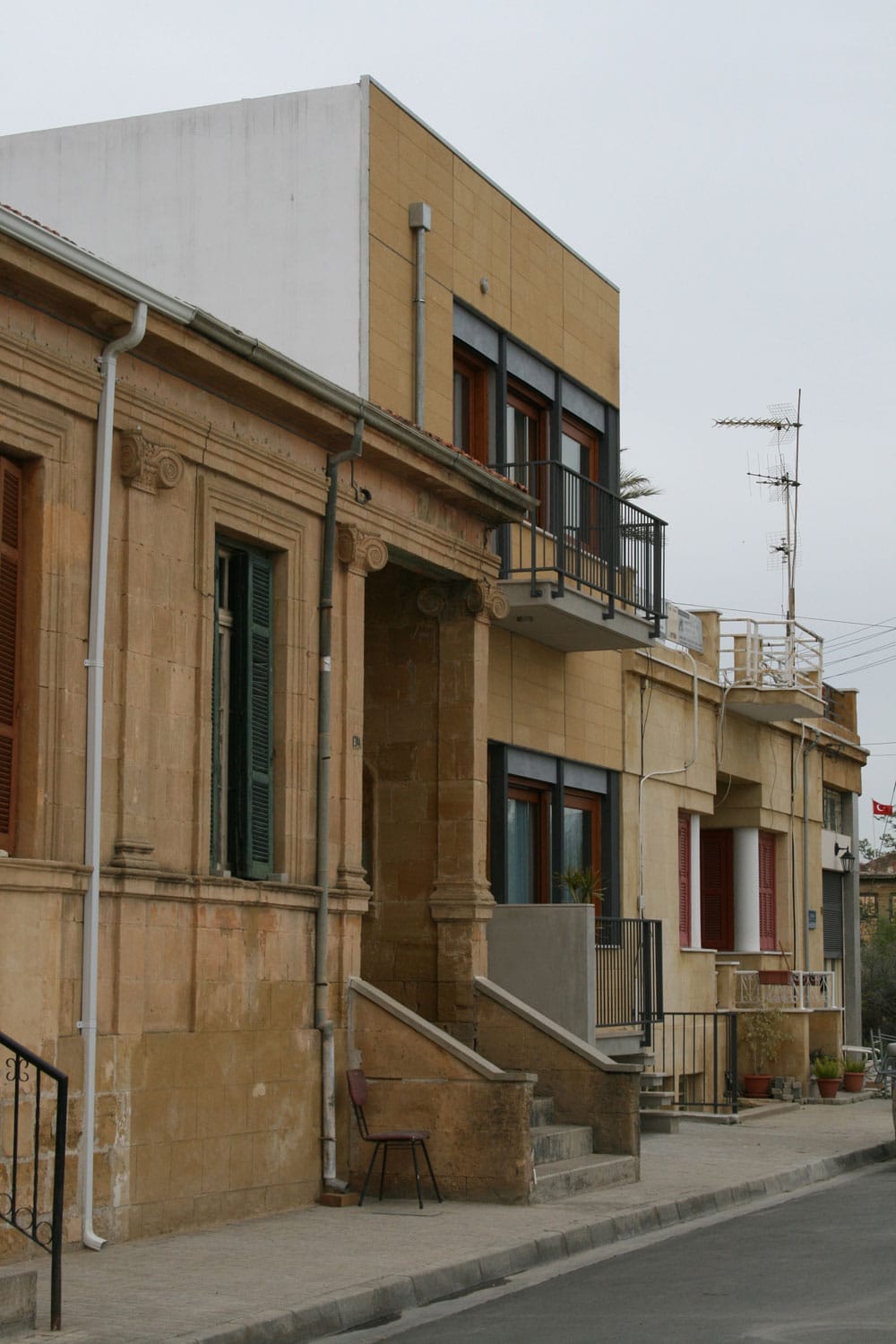 Άποψη του κτιριακού μετώπου.  Το νέο κέλυφος εντάσσεται ανάμεσα σε δύο διατηρητέες οικοδομές διαφορετικής εποχής και τεχνοτροπίας.  Είναι σαφής η επιδίωξη για οργανική ένταξη του νέου κελύφους στο κτιριακό μέτωπο, μέσα από μια σύγχρονη αρχιτεκτονική γλώσσα, © ΑΚ Αρχιτεκτονικό Εργαστήρι