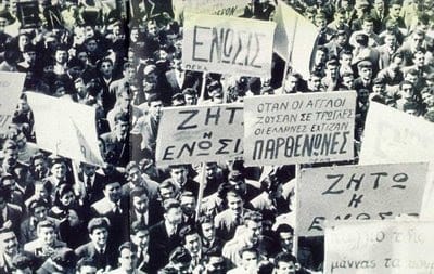 "Διαδήλωση υπέρ του Ενωτικού Δημοψηφίσματος της 15ης Ιανουαρίου 1950". Η εθνική ιδέα εκφράστηκε κυρίαρχα από τον νεοκλασικό ρυθμό των ελληνικών γυμνασίων (Παγκύπριο και Φανερωμένη) και το Αρχαιολογικό Μουσείο, ενώ, ακόμα και στα πλακάτ των διαδηλωτών είναι παραπάνω από πρόδηλη η συμβολική αναφορά στα εθνικά αρχιτεκτονικά σύμβολα και η ταύτιση με αυτά