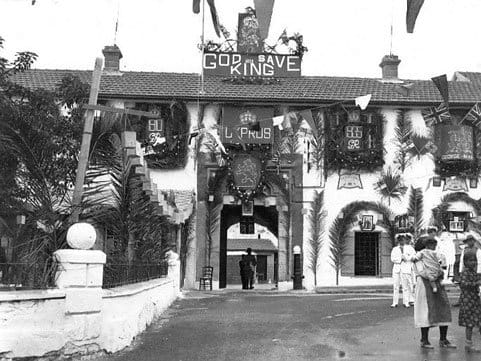 "Στολισμός του Κάστρου της Λάρνακας για τον εορτασμό του Αργυρού Ιωβηλαίου του 1935", © http://larnacainhistory.wordpress.com/ 25.06.2014