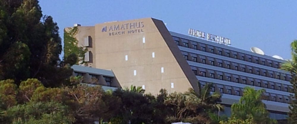 Η δυτική «τυφλή» όψη του Ξενοδοχείου Amathus, στη Λεμεσό, με τα προσφάτως ανοιχθέντα παραθυράκια, © Φειδίας Παυλίδης, 2014 
