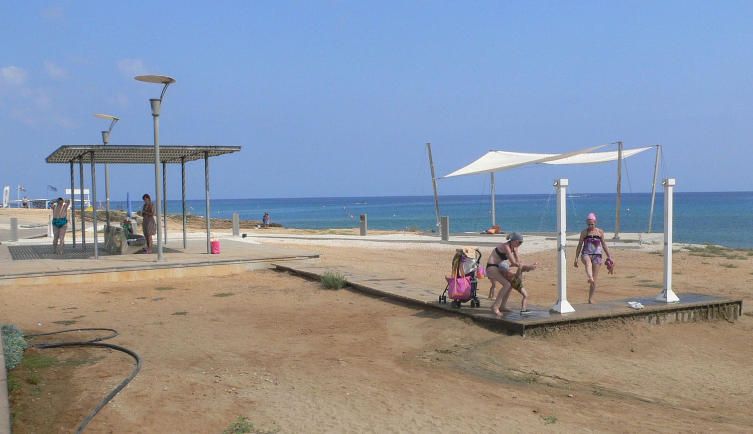 Υπηρεσίες και άπλετος χώρος κατα μήκος του πεζόδρομου ©Γ. Ψάλτης/βίος&πολιτεία, 2014