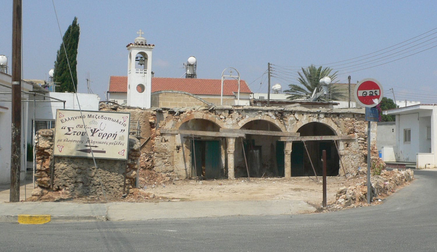 Παραδοσιακή οικοδομή στο κέντρο Παραλιμνίου σε επικίνδυνη κατάσταση. Ποιος ξέρει αν θα αντέξει μέχρι τον επόμενο χρόνο; ©Γ. Ψάλτης/βίος&πολιτεία, 2014