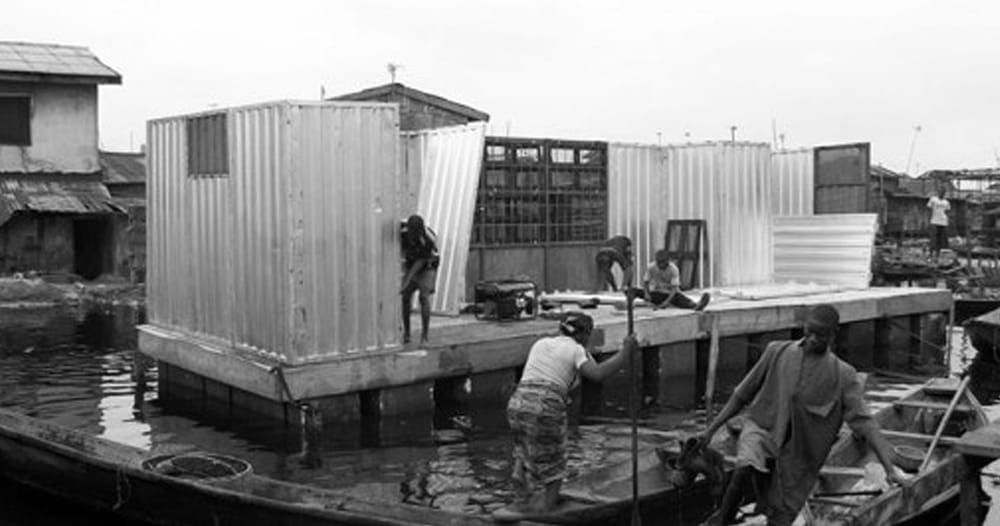 Πλωτό νοσοκομείο στην Νιγηρεία για πρόσφυγες,  κατασκευασμένο με μηδαμηνούς πόρους. Γιατί όχι και πλωτός καταυλυσμός;   © http://www.archdaily.com/435492/beyond-the-tent-why-refugee-camps-need-architects-now-more-than-ever/