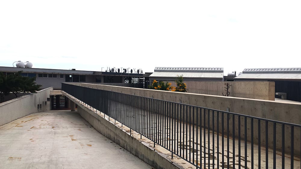 Κεντρικός διάδρομος εισόδου, Γ Δημοτικό σχολείο και νηπιαγωγείο Ύψωνα,  © Χρυστάλα Ψαθίτη