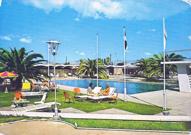 Δελτάριο: «Πισίνα Ξενοδοχείου Λήδρα Πάλας, Λευκωσία» (Διανομέας: MONA Ltd., Τυπώθηκε στην Ιταλία), © Συλλογή Φειδία Παυλίδη