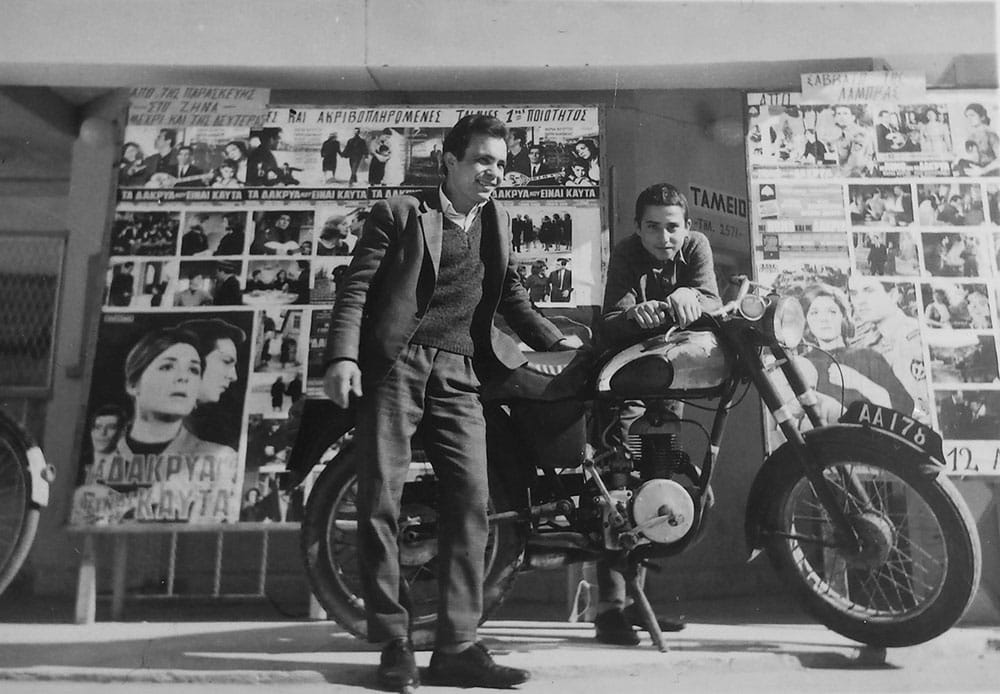 Αφίσες στο προαύλιο του κινηματοθέατρο Ζήνα  στις αρχές τις δεκαετία του 1970, ©  Γεώργιος Γέρος 