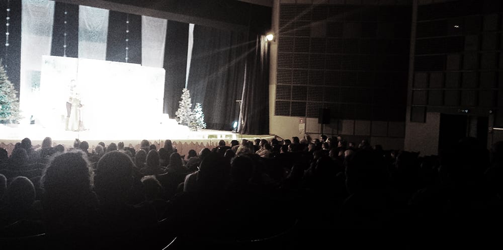 Κατά τη διάρκεια μιας παράστασης στο Μαρκίδειο Θέατρο, © Χρυστάλα Ψαθίτη