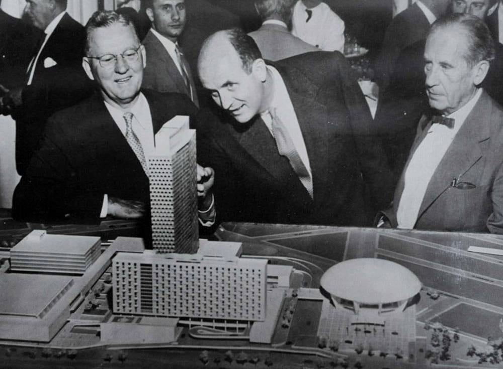 Ο Walter Gropius (δεξιά), o δήμαρχος της Βοστώνης (αριστερά) και ο επιχειρηματίας του έργου (μέσο), μπροστά από τη μακέτα του Back Bay Center (1953). Στο πίσω μέρος ο Φώτης Κολακίδης, © Αρχείο Φώτη Κολακίδη