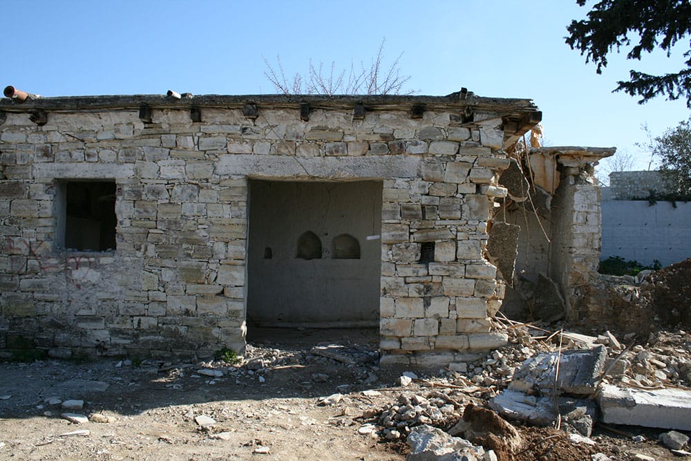 Το υφιστάμενο μακρυνάρι στα νότια πριν τη συντήρηση/ αποκατάσταση, © ΑΚ Αρχιτεκτονικό Εργαστήρι