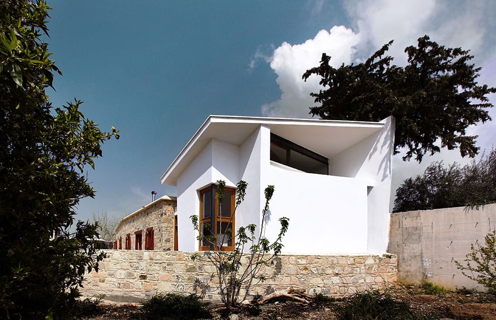 Άποψη της προσθήκης από τα νότια.  Στη μορφή του όγκου καθοριστικό ρόλο έπαιξε κι ο βιοκλιματικός παράγοντας (ηλιασμός τον χειμώνα, σκίαση το καλοκαίρι) , © ΑΚ Αρχιτεκτονικό Εργαστήρι