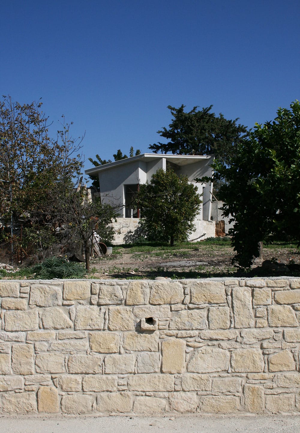 Άποψη της προσθήκης από τον κεντρικό δρόμο του χωριού στα ΝΔ, © ΑΚ Αρχιτεκτονικό Εργαστήρι